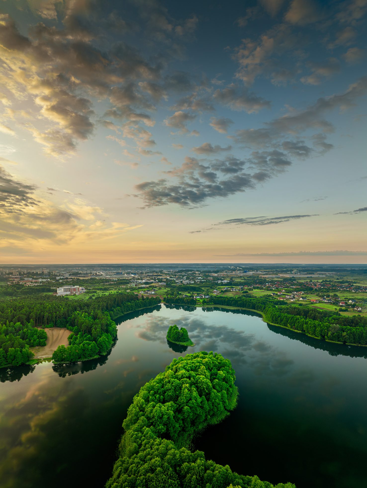 Der Skanda-See in Olsztyn, eine friedliche Szene, umgeben von Grün.